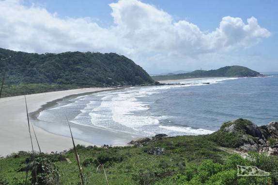 Praia do Miguel e Praia Grande vistas do alto do Morro do Sabão, na Ilha do Mel, no litoral do Paraná